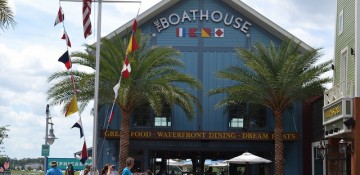 Foto do exterior do restaurante The Boathouse, em Disney Springs, que como o nome diz, imita uma casa de barcos