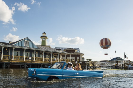 Foto de divulgação da Disney do amphicar na água, em Disney Springs 