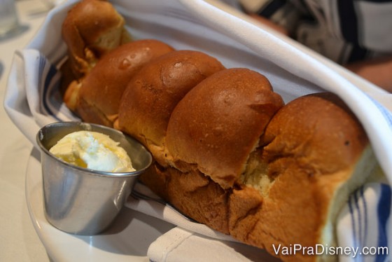 O pão servido antes da refeição, acompanhado de manteiga