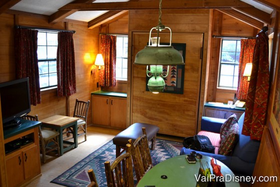 Foto da sala, que é integrada à cozinha, bem típica americana, no interior da cabine 