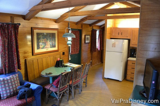 Um outro ângulo da sala da nossa casa no Fort Wilderness, com a mesa, geladeira e parte do sofá visíveis 