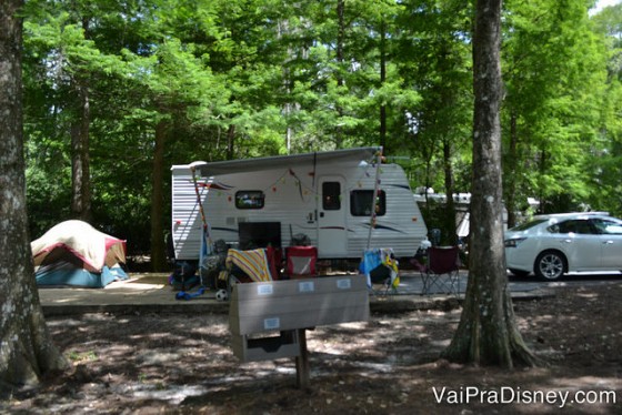 Foto dos trailers e barracas para quem faz camping dentro da Disney, em meio às árvores 