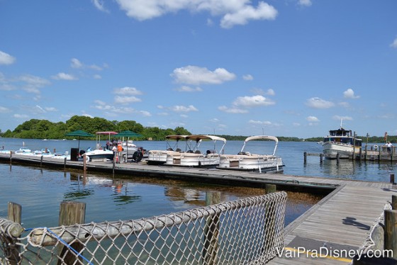 Foto da marina do Fort Wilderness com os barcos para alugar, ideal para quem gosta de atividades aquáticas 