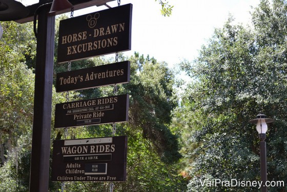 Foto das placas no hotel indicando onde ir para atividades como andar a cavalo e passeio de carruagem 