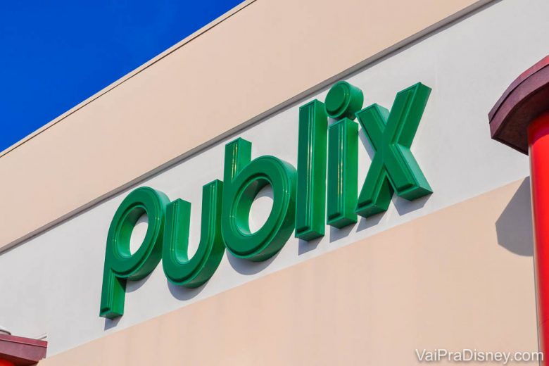 Foto da placa na entrada do Publix em Orlando, com as letras do nome do supermercado em verde  