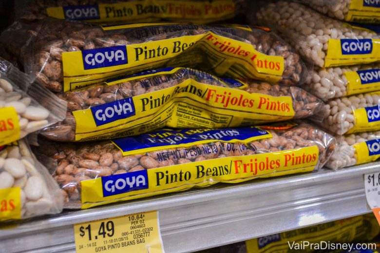 Foto dos feijões à venda na prateleira do supermercado 