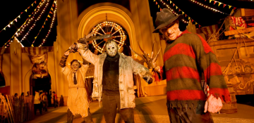 Imagem da festa de halloween da Universal, a Halloween Horror Nights, mostrando pessoas caracterizadas, entre elas Leatherface, Jason e Freddy Krueger.