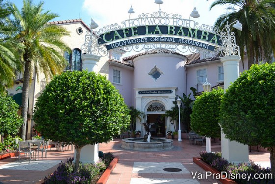 Foto do exterior do Cafe La Bamba na Universal, com uma placa decorada no estilo da Hollywood antiga 