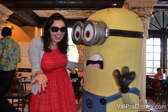 Renata posando com um dos Minions no café com personagens da Universal 