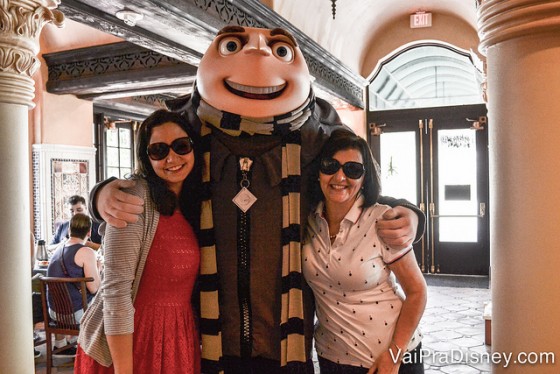 Foto da Renata com a mãe dela e o Gru no café com personagens da Universal