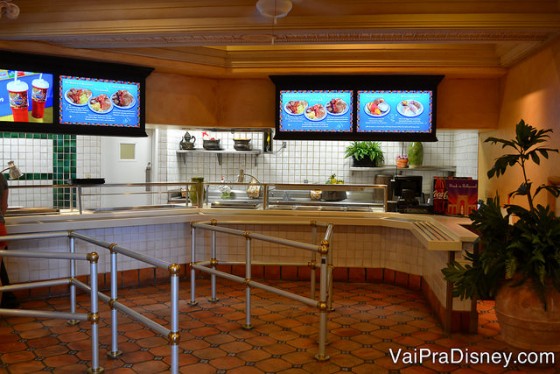 Foto da parte do Cafe La Bamba onde você pega a comida, com displays mostrando as opções atrás do balcão 