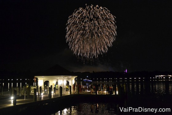 Fogos vistos do pier do Grand Floridian e do Narcoossees.