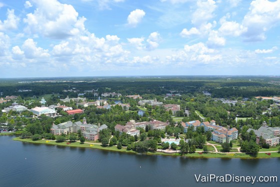 Vista de cima do balão de Downtown Disney. 