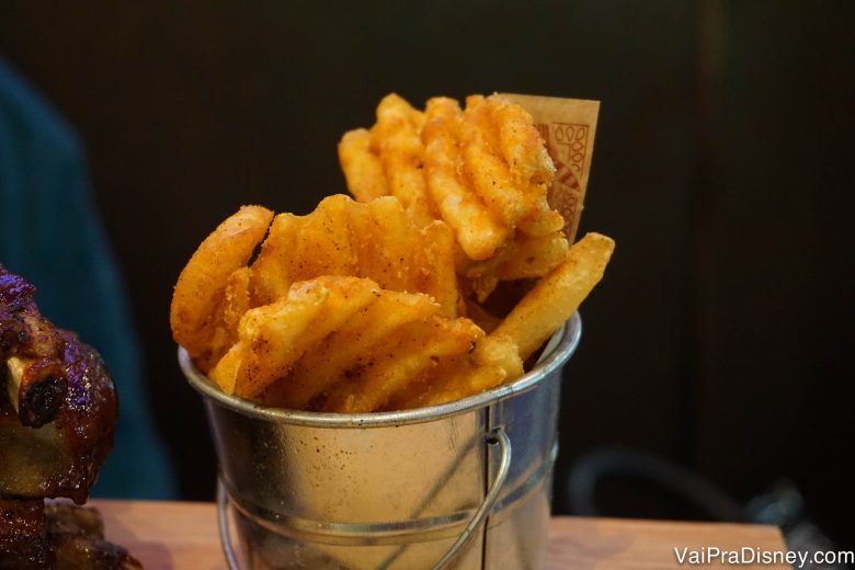 O mix de batatas fritas em estilos diferentes, waffle fries, curly fries e batata frita comum