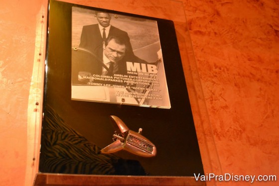 Cartaz de MIB com o "apagador de memória" exposto embaixo, na parede 