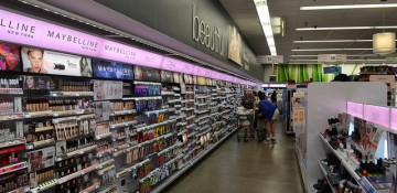 Área de cosméticos maravilhosa do Walgreens.