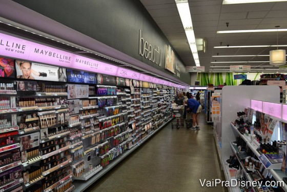 Área de cosméticos maravilhosa do Walgreens.