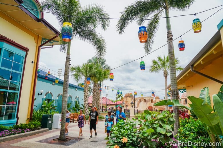 Foto do hotel Caribbean Beach, na Disney, com decoração caribenha, palmeiras e prédios pintados de azul e amarelo. A Disney flexibilizou sua política de cancelamento de hotéis. 