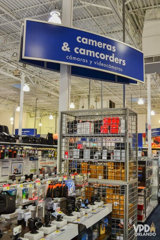 Área de câmeras fotográficas e filmadoras da Best Buy. Um paraíso para quem gosta de gastar dinheiro com elas! Foto da Best Buy em Orlando, mostrando diversas câmeras à venda. 