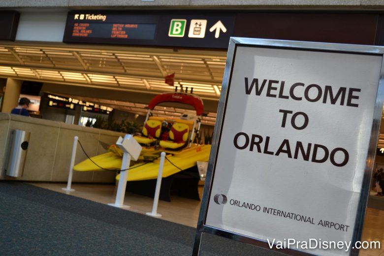 Foto de uma placa no aeroporto de Orlando, onde está escrito "Welcome to Orlando" 