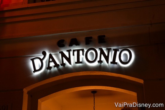 Placa iluminada do Cafe D'Antonio 