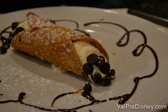 O cannoli com raspas de laranja de sobremesa 