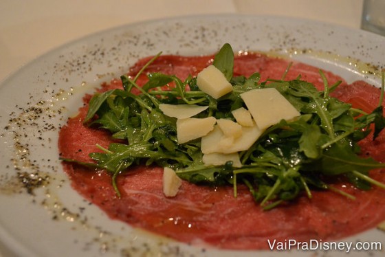 O carpaccio bem italiano, com manjericão em cima 