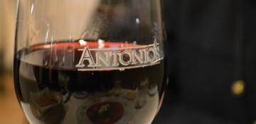Foto da taça de vinho tinto com o nome "Antonio's" escrito, no Cafe d'Antonio em Celebration