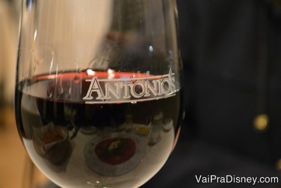 Foto da taça de vinho tinto com o nome "Antonio's" escrito, no Cafe d'Antonio em Celebration