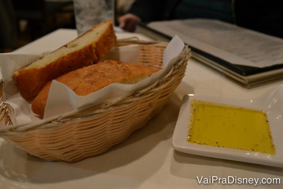 Pão italiano e azeite temperado servidos antes do jantar 