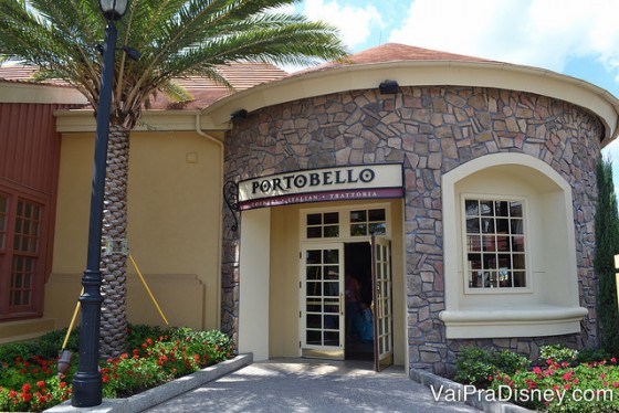 Entrada do Portobello, com tijolos à vista e uma placa discreta 