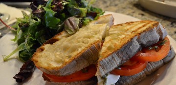 Foto do sanduíche de caprese com salada do Portobello