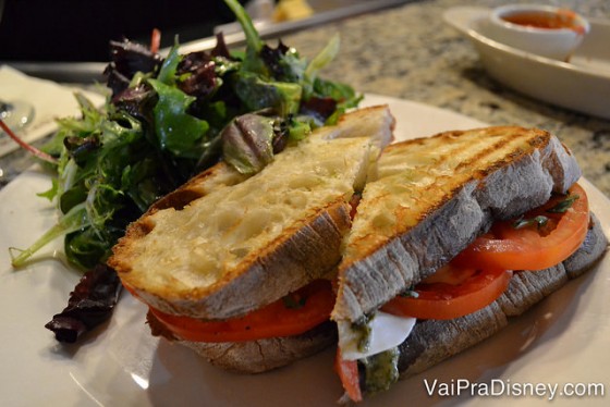 Foto do sanduíche de caprese com salada do Portobello 