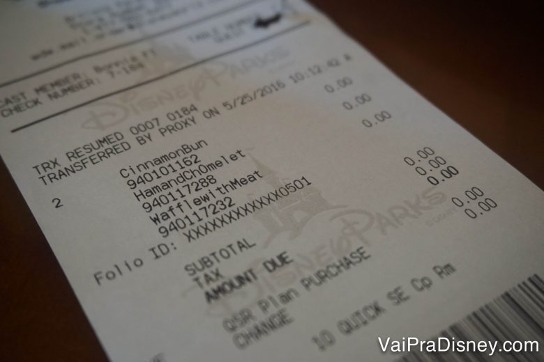 Foto da conta em um restaurante da Disney, mostrando o total de 0 dólares no final devido ao uso do Dining Plan 