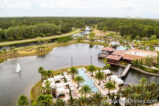 O Four Seasons visto de cima, com o lago ao redor e as piscinas rodeadas de palmeiras 