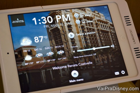 O tablet que fica do lado da cama com informações dos hotéis, menus e várias funções 