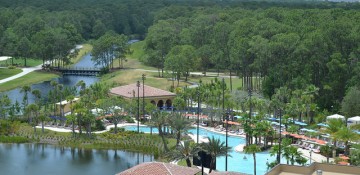 Piscinas do Four Seasons Orlando Resort. Foto das piscinas rodeadas de palmeiras, vistas de cima, da janela do quarto