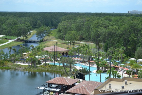 Piscinas do Four Seasons Orlando Resort. Foto das piscinas rodeadas de palmeiras, vistas de cima, da janela do quarto