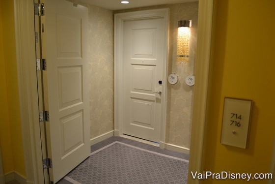 As portas do quarto estão ao fundo mas você pode fechar a parte do corredor e fazer quartos conjugados