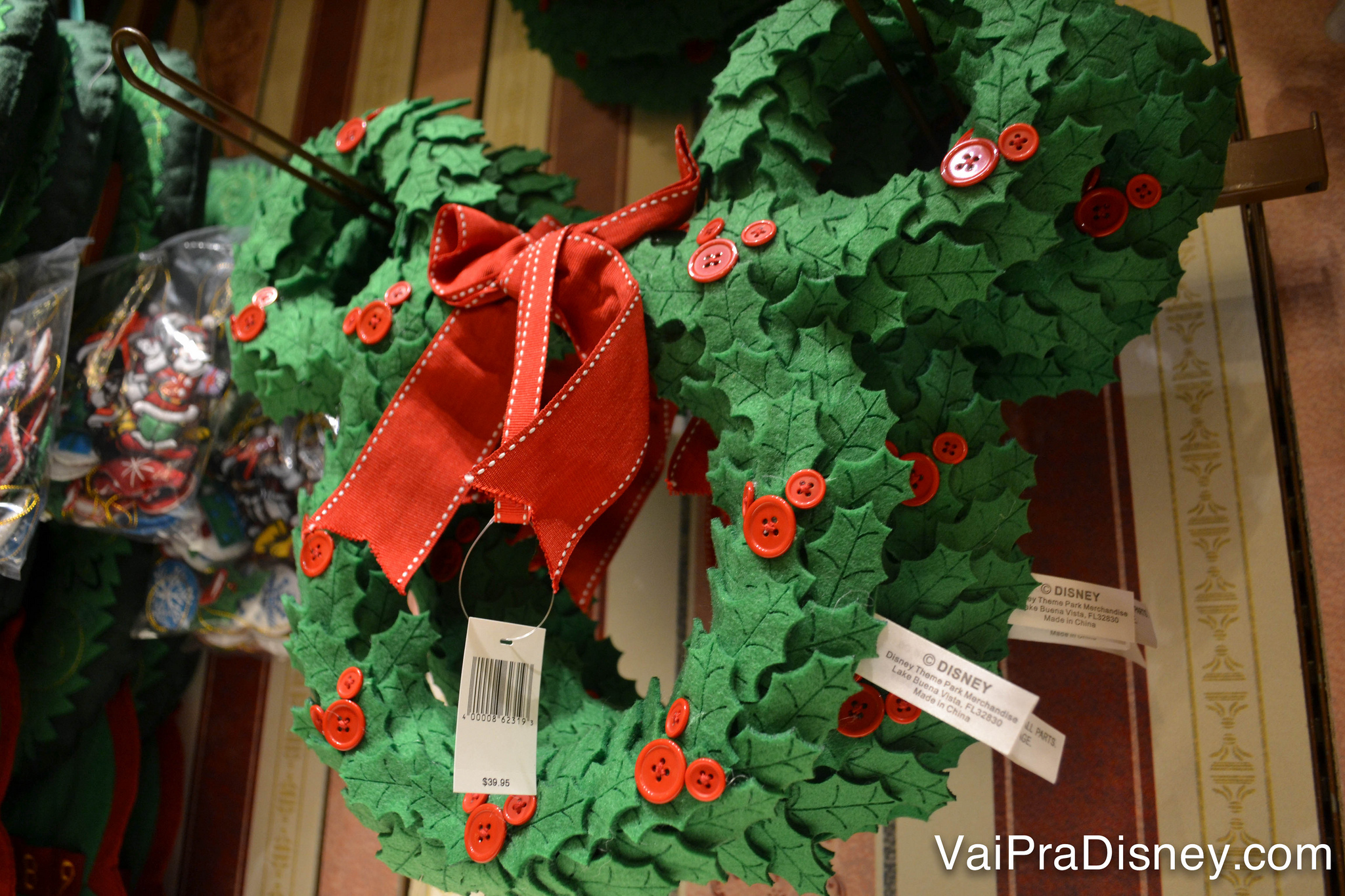 Foto de um enfeite de Natal em uma loja da Disney, uma guirlanda em formato de Mickey 