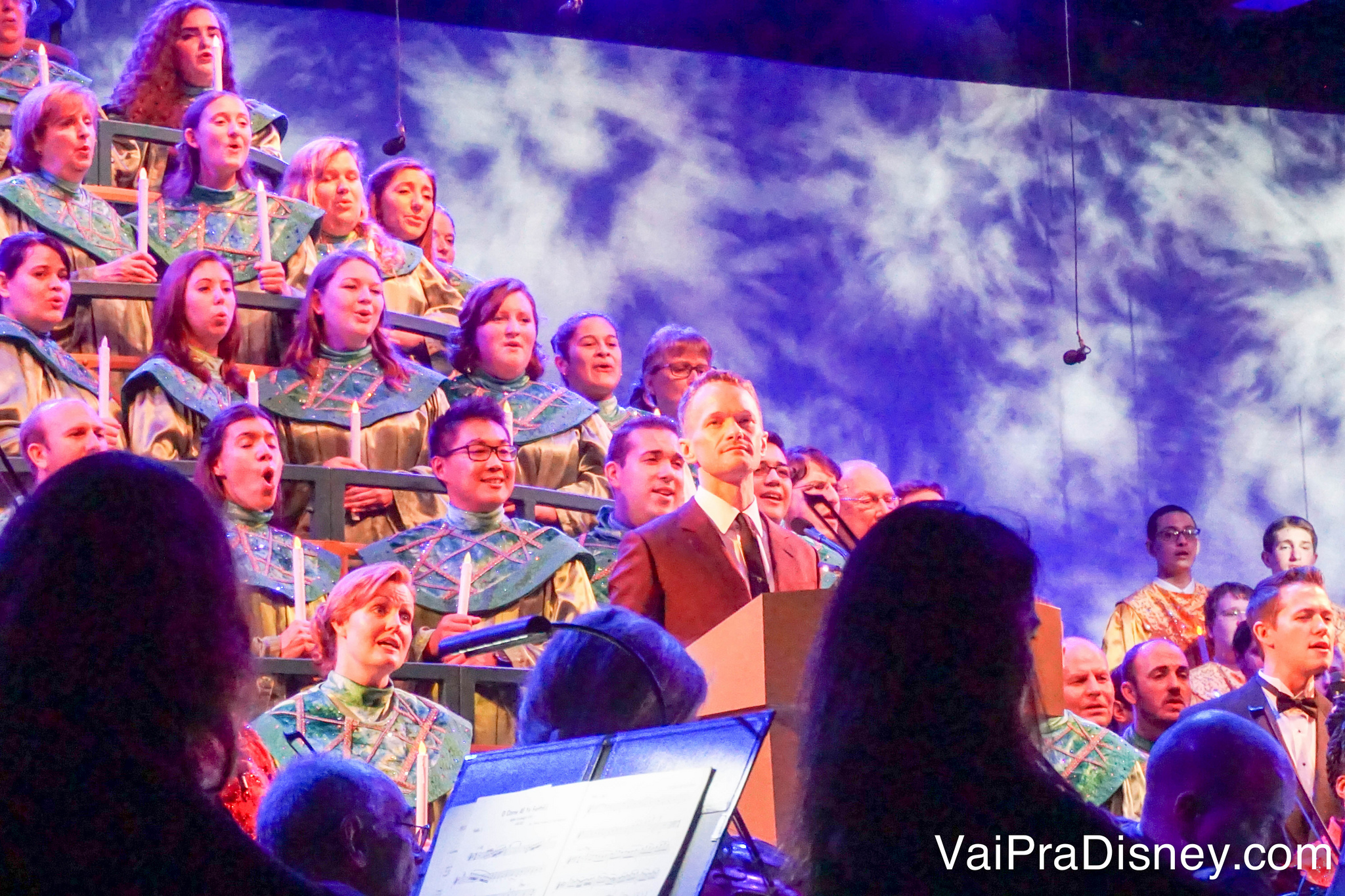 Foto da cantata de Natal do Epcot com o ator Neil Patrick Harris à frente, como narrador 