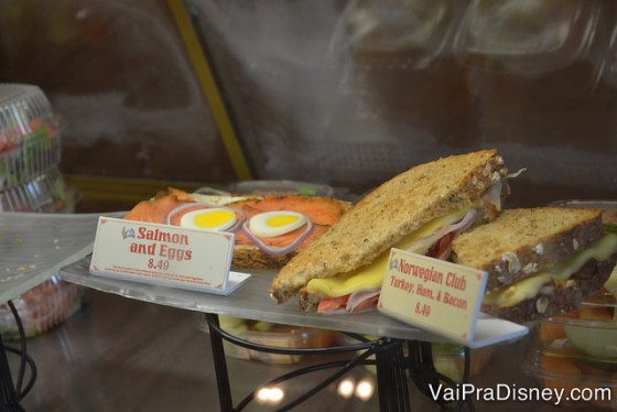 Alguns dos sanduíches diferentes no pavilhão da Noruega. 