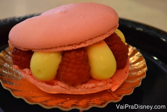 Olha esse macaron com framboesas e creme de limão. Tá bom ou quer mais? Tudo bem se quiser mais, tem muuuuito mais ali!