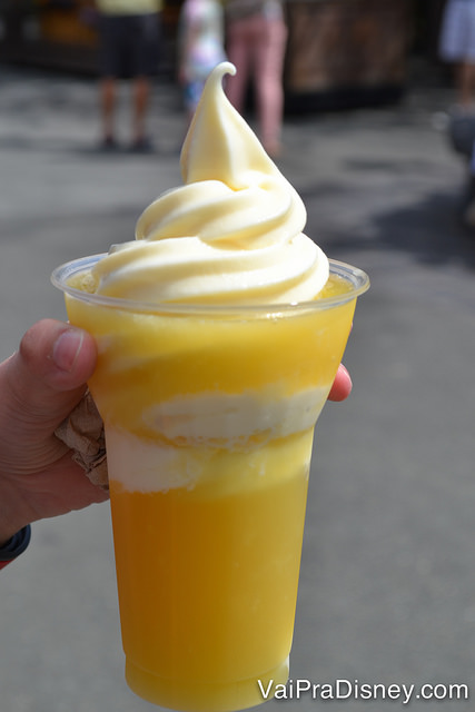 Pinapple float, clássico do Magic Kingdom. 