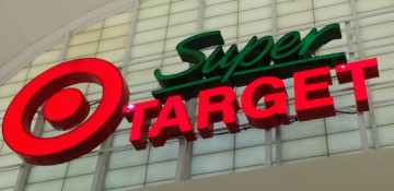 Foto da placa da Super Target em Orlando, com o logo da rede (um círculo vermelho dentro de outro círculo vermelho maior)