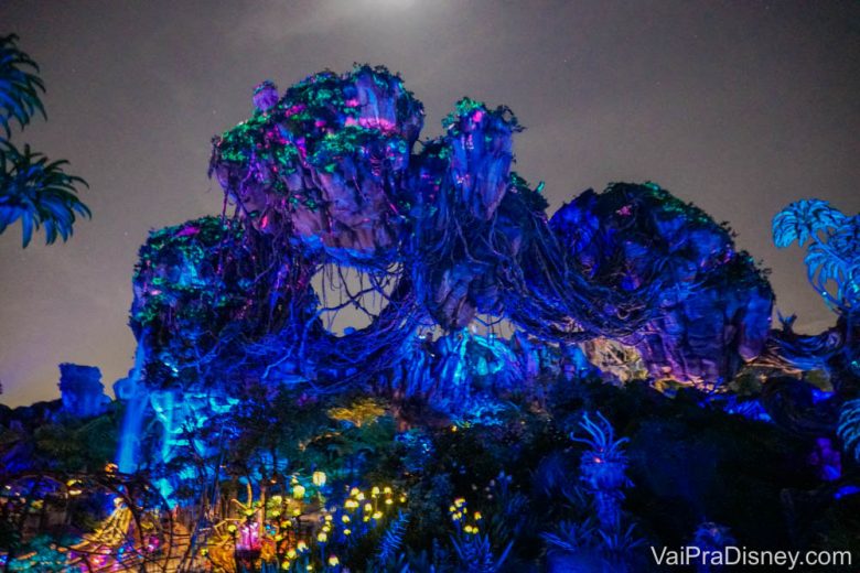 Imagem das montanhas flutuantes de Pandora, iluminadas à noite 