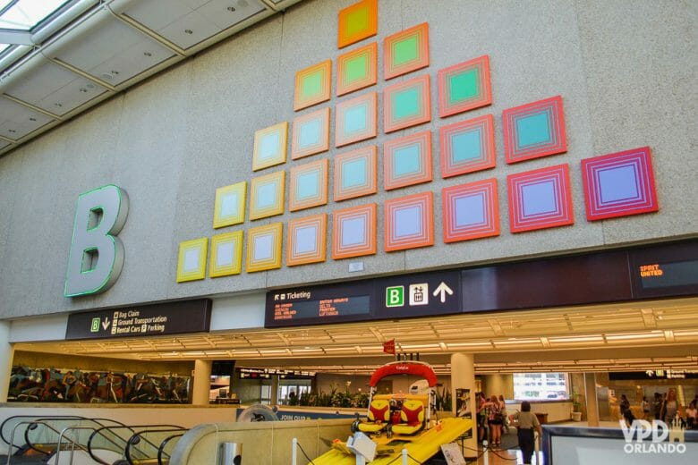 O processo de conexão é bem rápido nos aeroportos dos EUA! Foto do terminal B em Orlando 