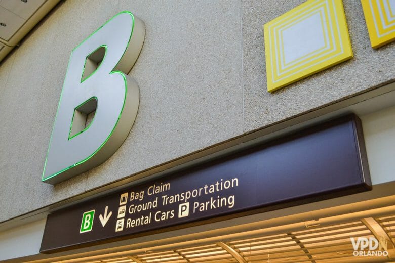 Imagem do terminal do aeroporto de Orlando. A letra B indica o terminal e os locais para retirar bagagem, alugar carro e os estacionamentos.