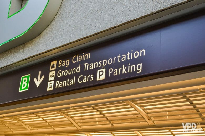 Chegando no terminal, você pode pegar as suas bagagens, retirar o carro alugado ou pegar o transporte da Disney! Foto da placa do terminal B no aeroporto de Orlando. 