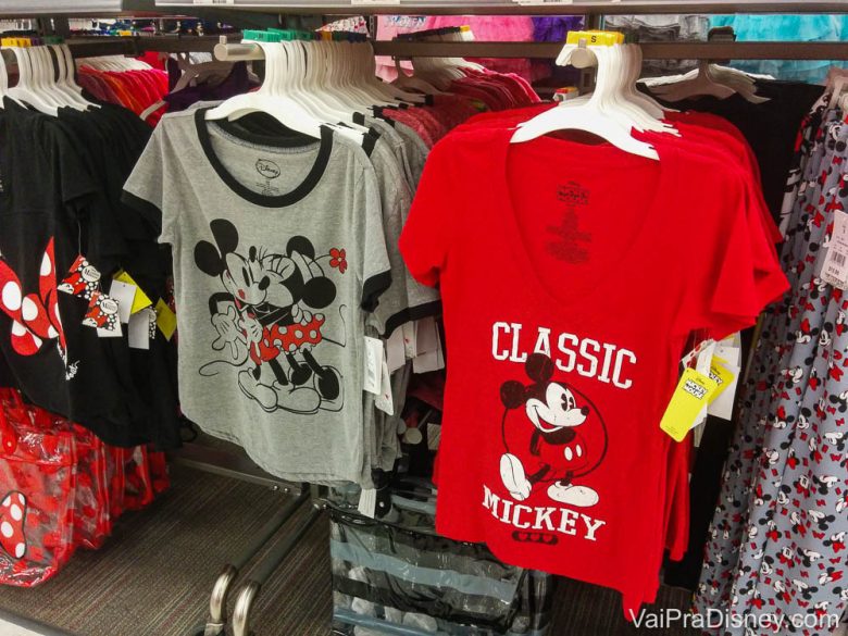 Para essas coisas mais simples, a Target dá pro gasto! Foto de algumas camisetas com estampa do Mickey à venda na Target 